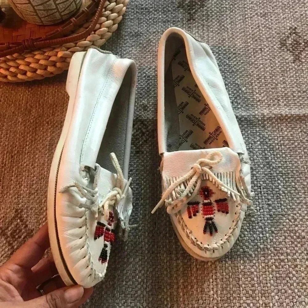 Women's Size 10 Vintage Minnetonka White Leather Beaded Moccasins - Picture 4 of 8